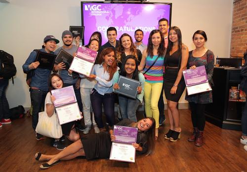Foto di gruppo con i certificati finali